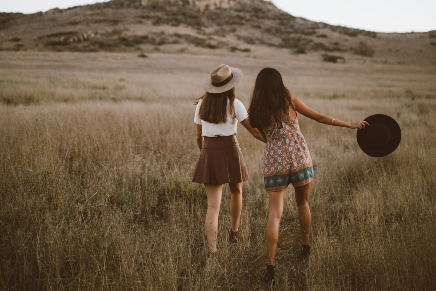 20 Best Friend Poses that are Trending on Social Media Right Now -  Localgrapher